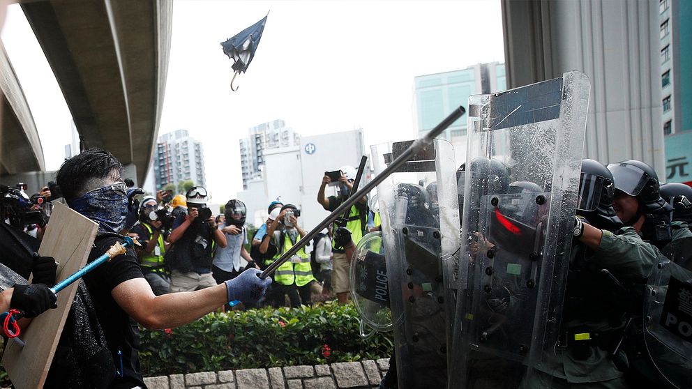 Demonstranter och poliser ryker ihop i Hongkong.