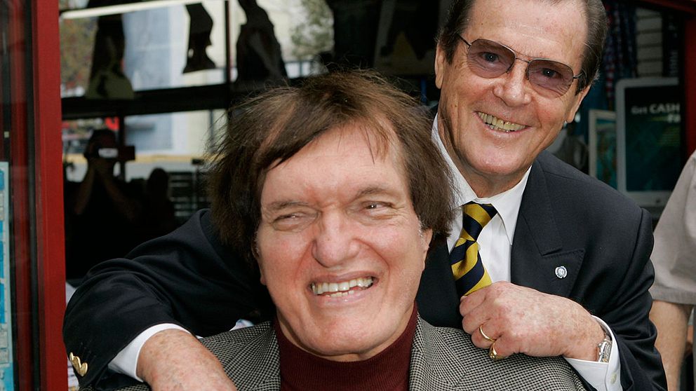 Richard Kiel, ”Jaws” eller ”Hajen” som han hette på svenska och Roger Moore som spelade James Bond i filmerna han medverkade i.