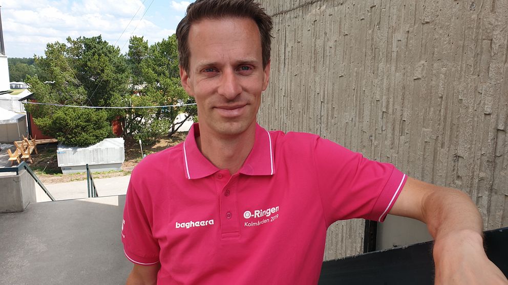Porträttbild på Tomas Öberg i rosa O-ringentröja.