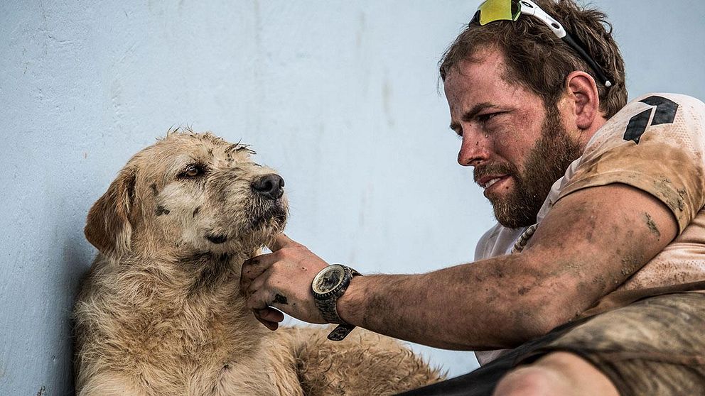 Hunden Arthur och hans ägare under VM i Equador.