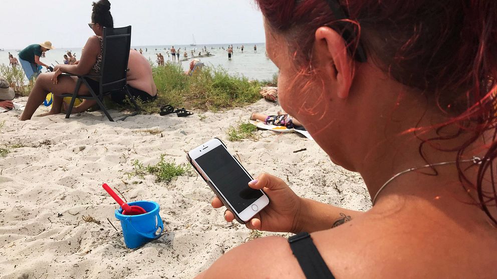 Föräldrars uppmärksamhet på stranden minskar på grund av mobiltelefoner.