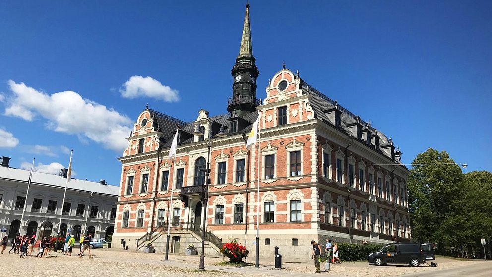 Exteriörsbild av rådhuset i Söderhamn.