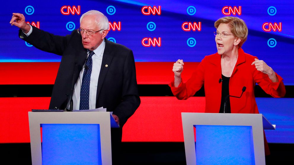 Bernie Sanders och Elizabeth Warren debatterar.