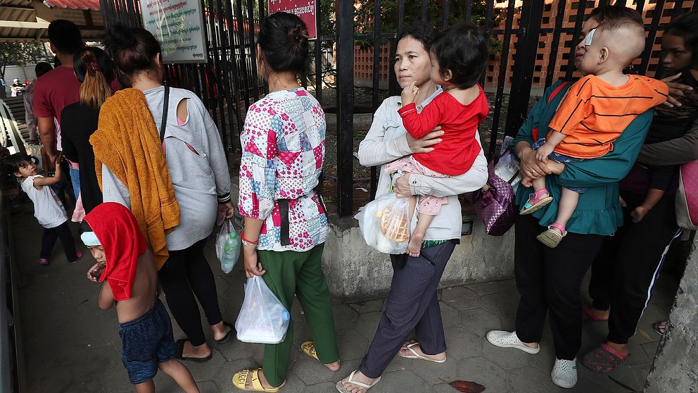 Människor som köar för att göra hälsokontroll vid ett barnsjukhus i Kambodjas huvudstad Phnom Penh.