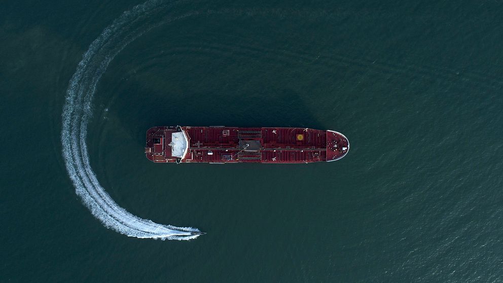 En Iransk båt cirkulerar runt den beslagtagna oljetankern Stena Impero.