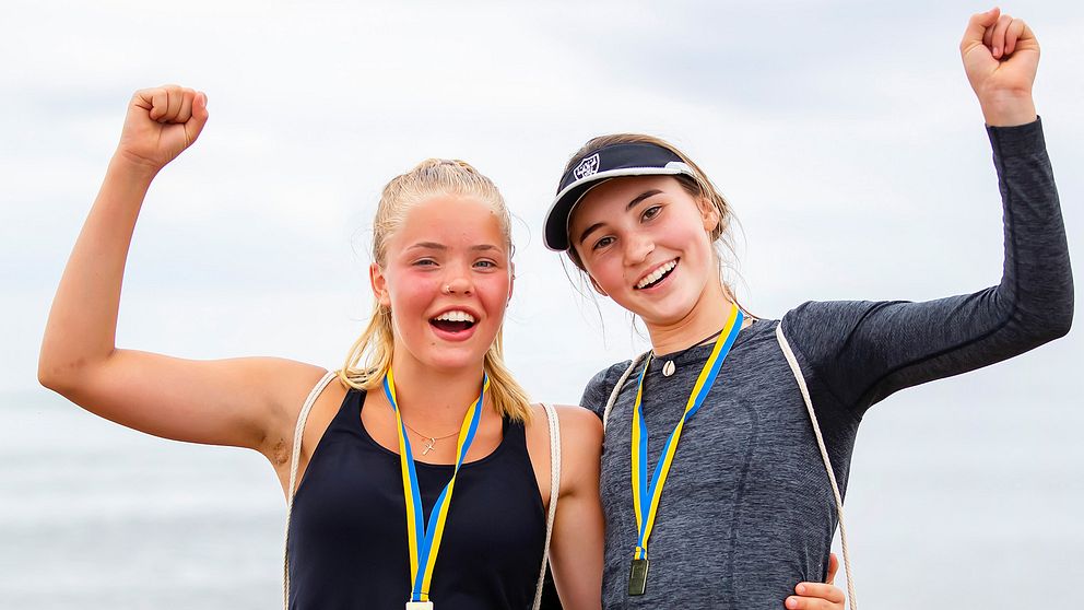 Vinnarna i U16-klassen i beachvolleyboll-SM, Sonja Grahn och Chloe Hoffman jublar efter segern.