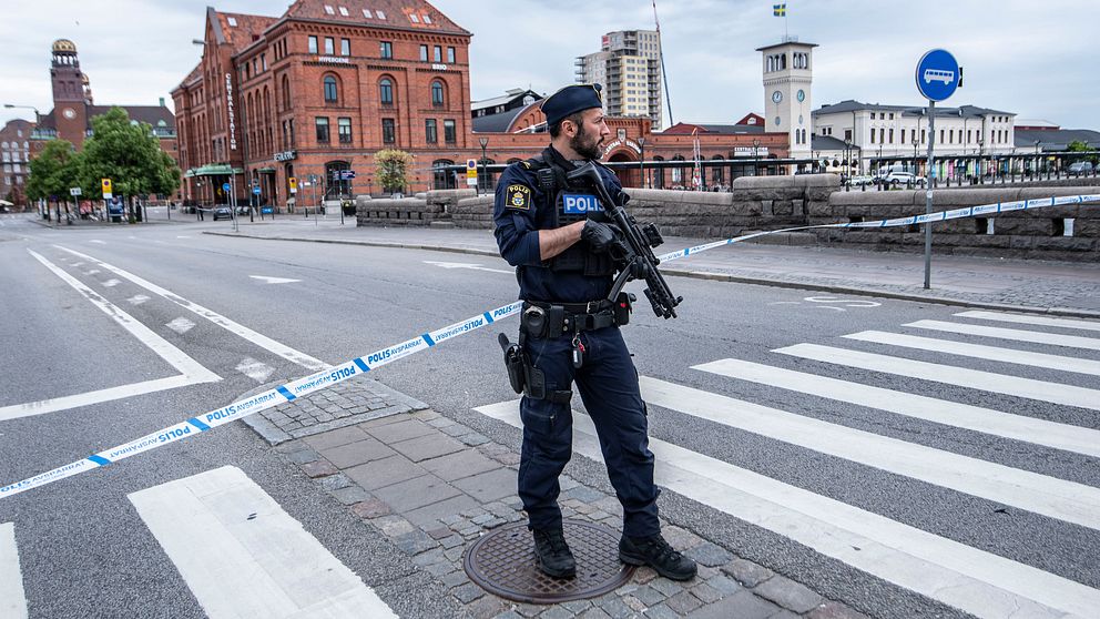 Polis med förstärkningsvapen patrullerar utanför Malmö C