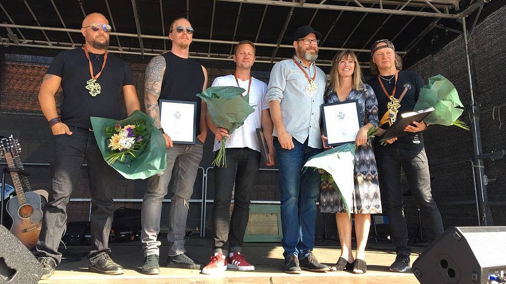 Bild på de som blivit invalda i Jämtland Pop Music Hall of fame 2019. Från vänster Aeon, Morgan Hall, Landstrom och 220 Volt. De står på scen med priser, plaketter och blommor.