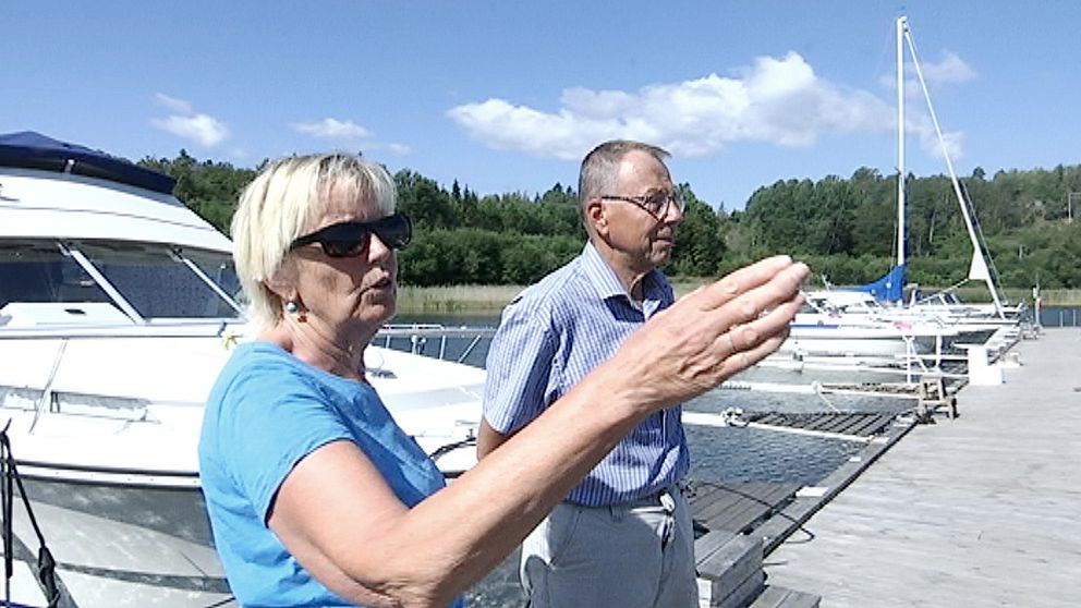 Inger Karlsson och hennes man på en av bryggorna i Aspa båtklubbs hamn.