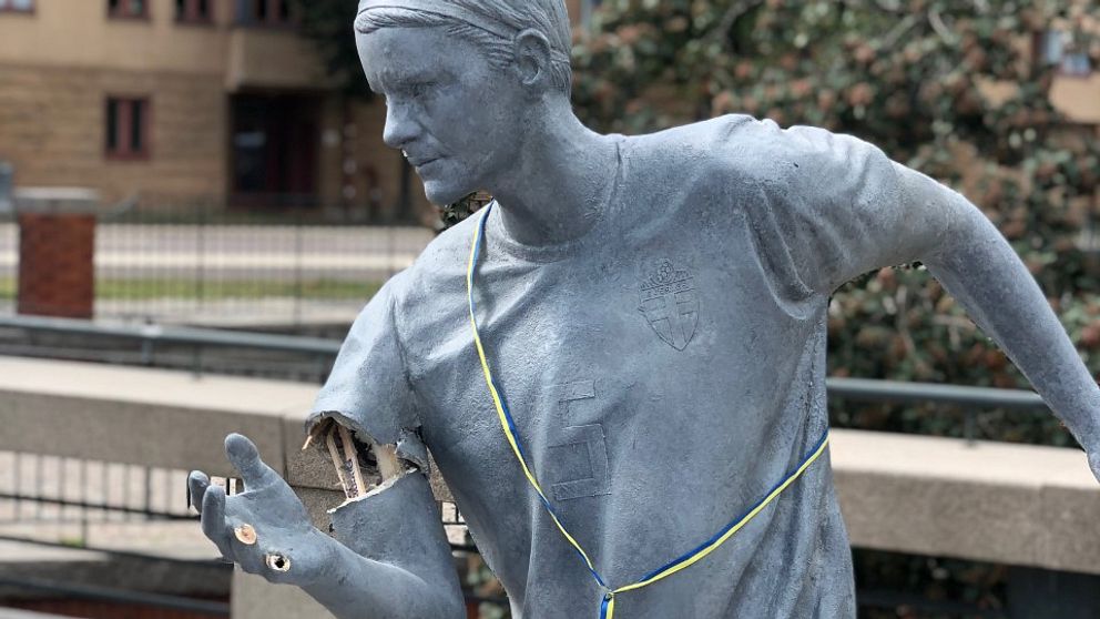 Nilla Fischers staty har blivit vandaliserad igen. Denna gång har högra armen ryckts ur sitt läge och flera fingrar på höger hand är avbrutna.