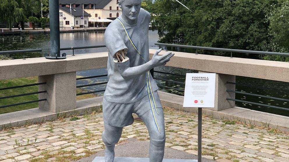 Nilla Fischers staty har blivit vandaliserad igen. Denna gång har högra armen ryckts ur sitt läge och flera fingrar på höger hand är avbrutna.
