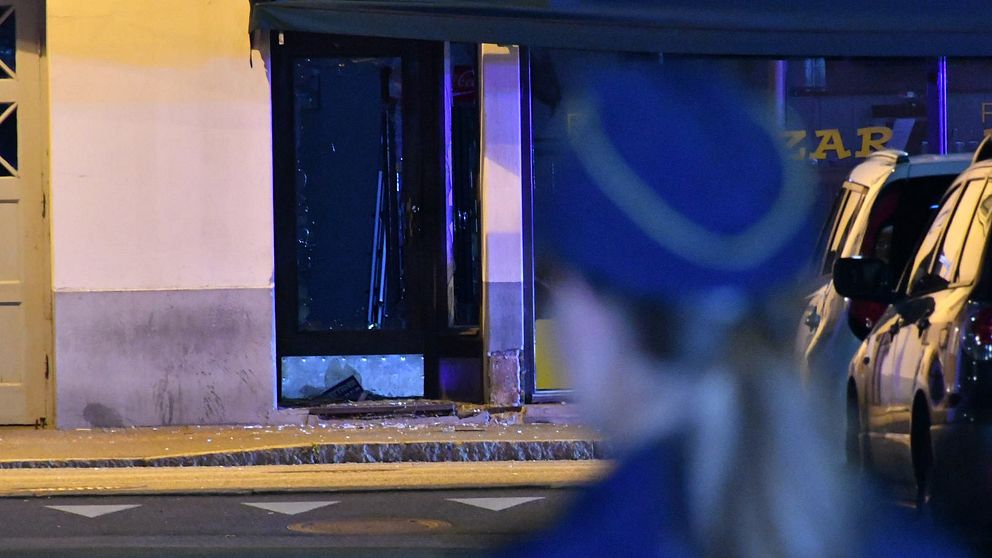 Polisen står utanför en pizzeria där något har exploderat.