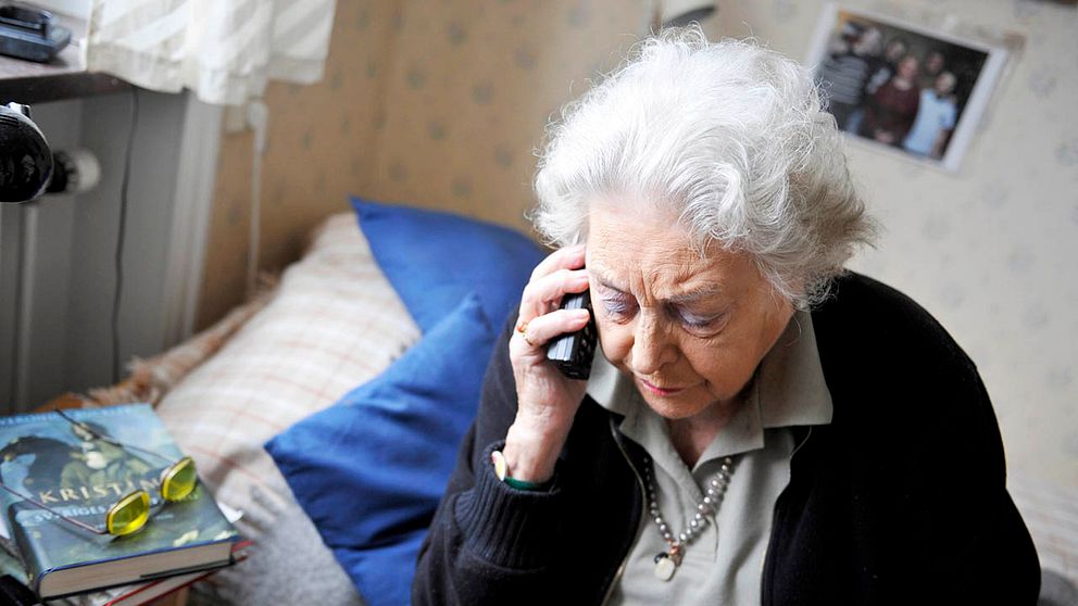 Äldre kvinna med telefon