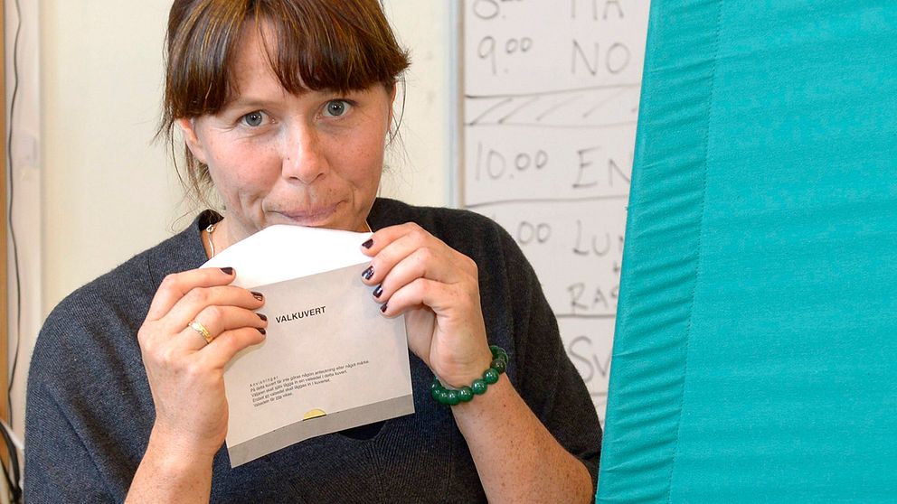 Miljöpartiets språkrör Åsa Romson röstar i Aspuddens skola i Stockholm.