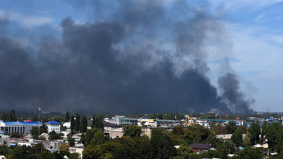 Svart rök stiger bakom Donetsks internationella flygplats.