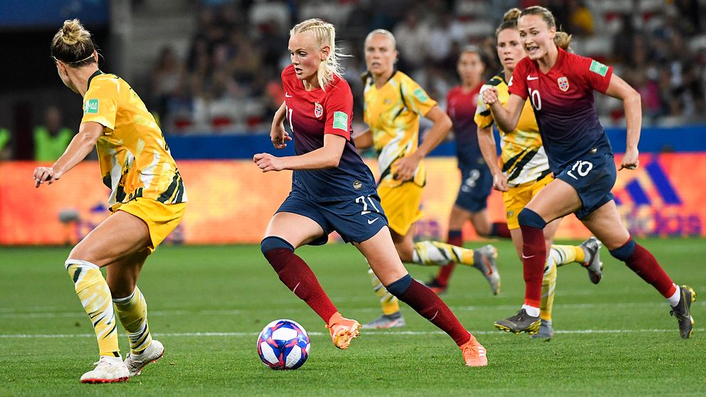 Norges Karina Saevik med bollen under en VM-match mot Australien i juni.