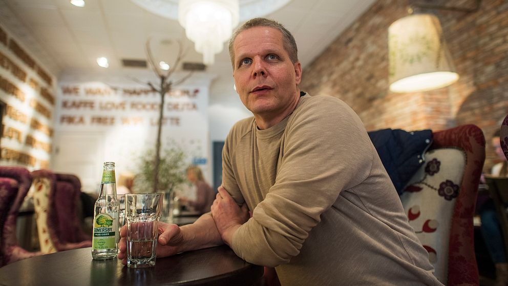 Kaj Linna på café nyss frisläppt från fängelset.