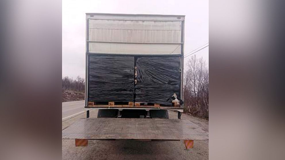 Bild på en lastbil bakifrån, med dörrarna öppna. I lastbilen syns inplastade lastpallar med öl.