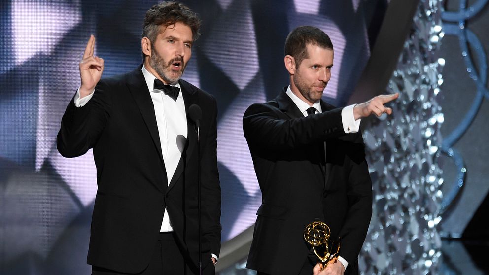 Benioff och Weiss i smoking på Emmygalans scen 2016.