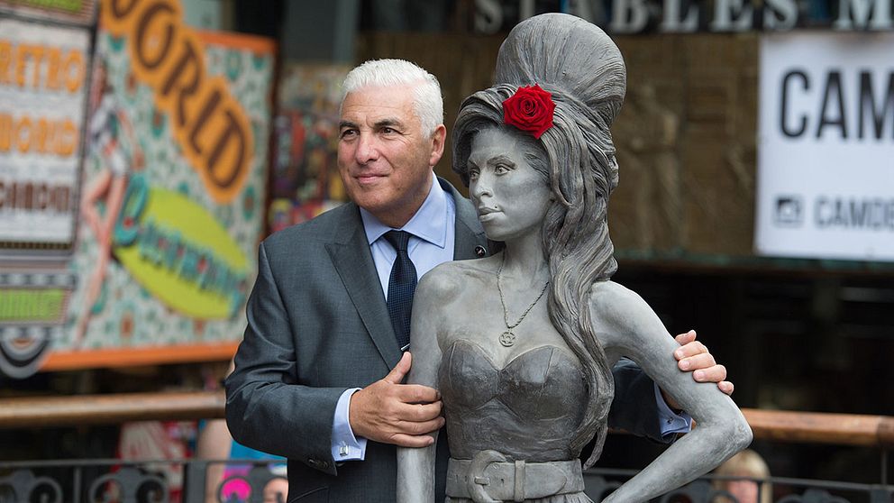 Mitch Winehouse med statyn tillägnad hans dotter.