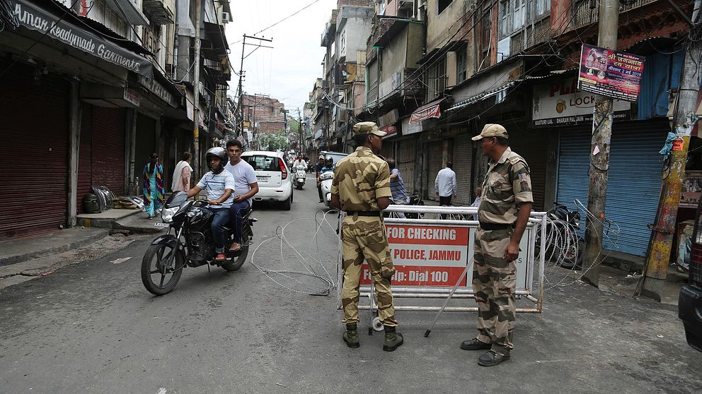 Säkerhetsstyrkor står vakt i staden Jammu i den omtvistade indiska delstaten Jammu och Kashmir i norr.