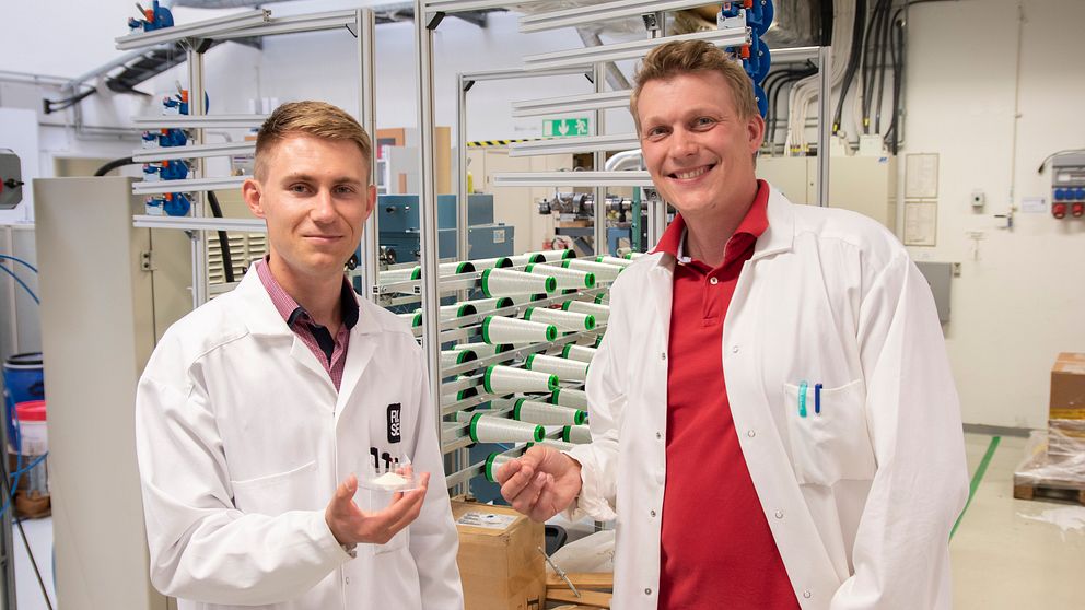 Oleksandr Nechyporchuk, forskare på RISE inom biobaserade fibrer och Tobias Köhnke, forskningsledare på RISE inom biobaserade fibrer. RISE är Sveriges forskningsinstitut och innovationspartner.