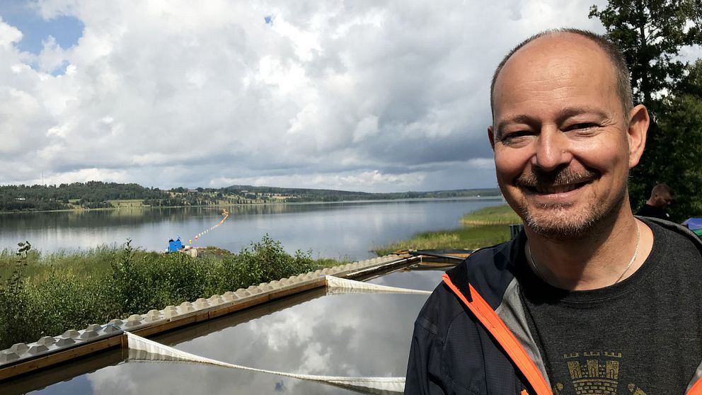 Torbjörn Aronsson, natruvårdshandläggare vid Aneby kommun, vid sjön Ralången.