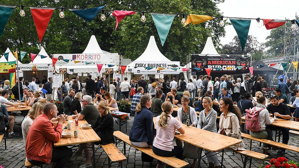 Livsmedelskontrollanter från Miljöförvaltningen kontrollerar maten och serveringarna på Malmöfestivalen. Att serveringar tvingas stänga är dock ovanligt.