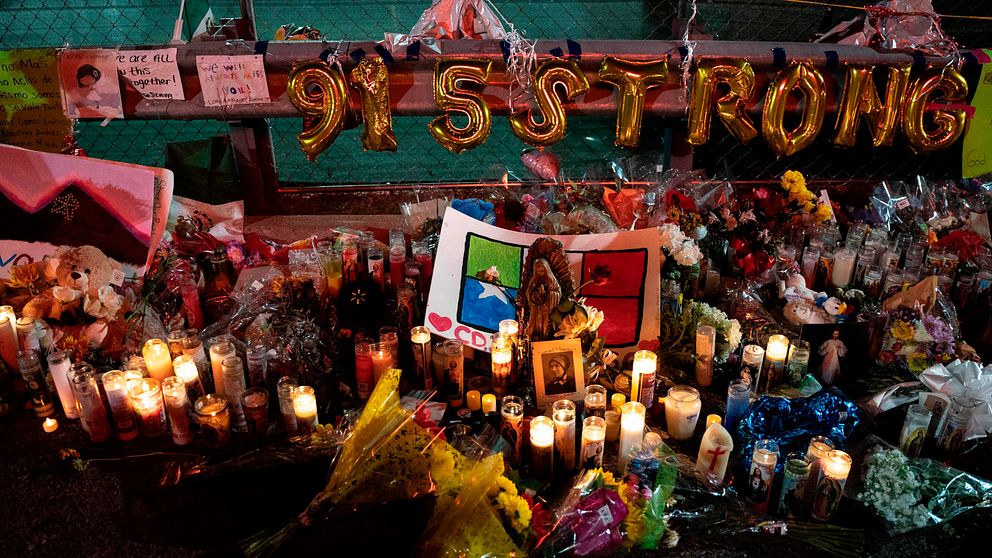 En provisorisk minnesplats utanför shoppingcentret i El Paso, Texas där 22 personer sköts ihjäl och 26 människor skadades i lördags.