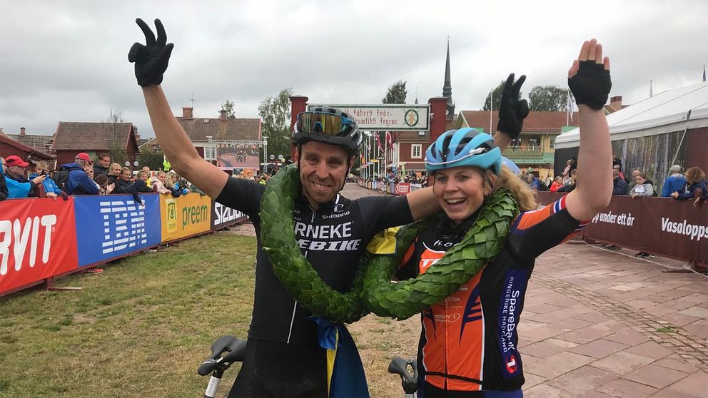 Emil Lindgren och Elisabeth Sveum jublar efter sina segrar i Cykelvasan.