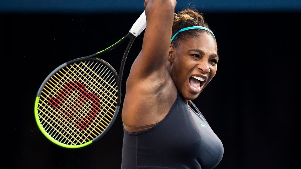 Serena returnerar en boll under matchen mot Marie Bouzkova.