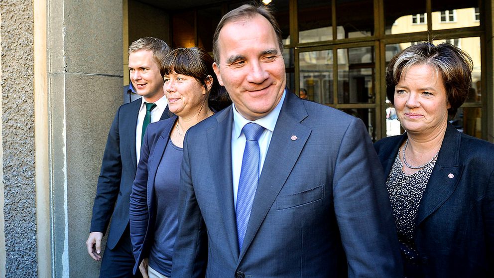 S-ledaren Stefan Löfven med partisekreterare Carin Jämtin (till höger ) och MP-språkrören Gustav Fridolin och Åsa Romson (till vänster)