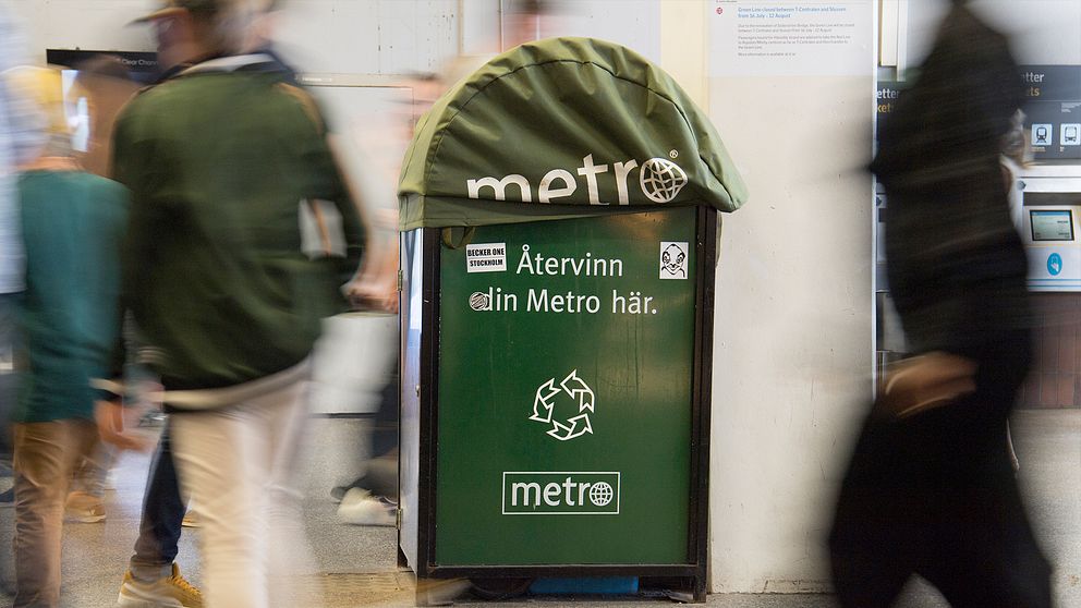 Metros tidningsställ gapar tomma vid t-bana Slussen i Stockholm.