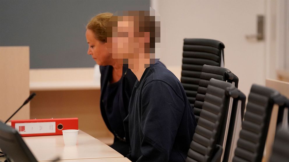 Den unge man som är gripen för mord och moskéangreppet i norska Bærum i rätten på måndagen.