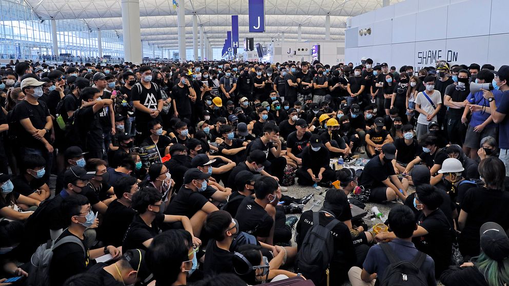 Demonstranter vid Hongkongs flygplats.