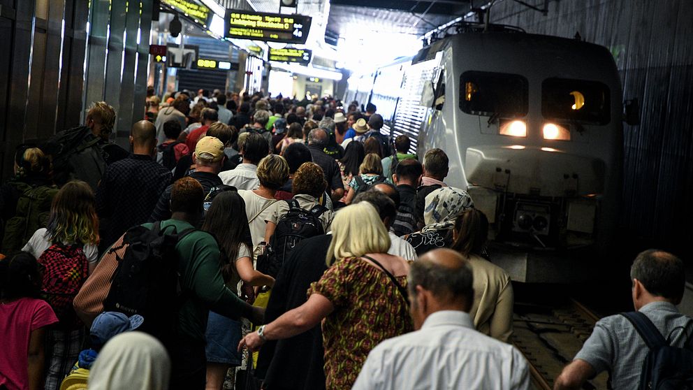 Passagerarna köar för att komma med ett försenat X2000-tåg till Stockholm. Arkivbild.