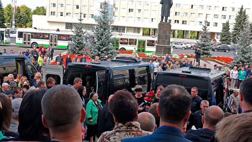 Människor samlas för en minnesceremoni för de fem ryska kärnkraftsingenjörer som dog i explosionen vid Vita havet.