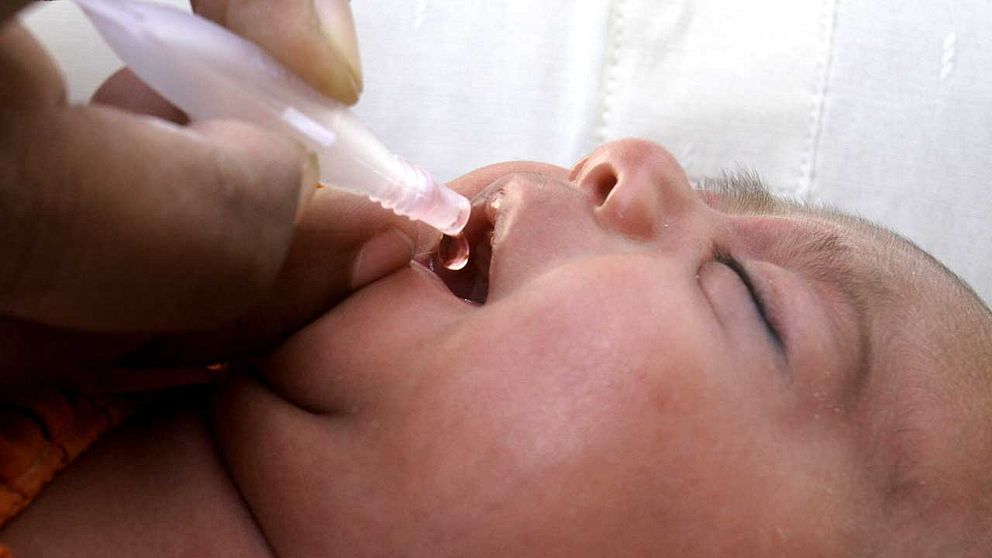 Bebis poliovaccineras i Pakistan.
