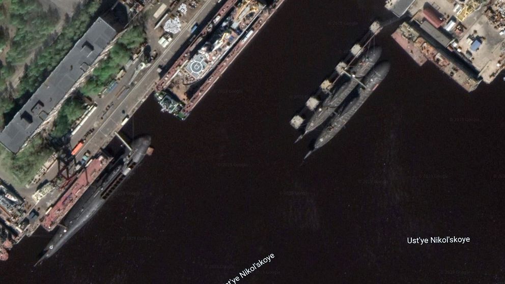 Tre atomubåtar i marinbasen Severodvinsk. Bilden tyder på att luckorna till robotarna är öppna på ubåten i nedre vänstra hörnet.