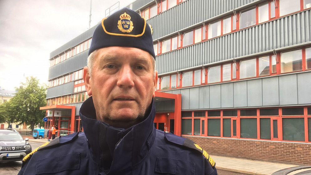 en medelålders man i polisunifrom utanför polishuset i Gävle