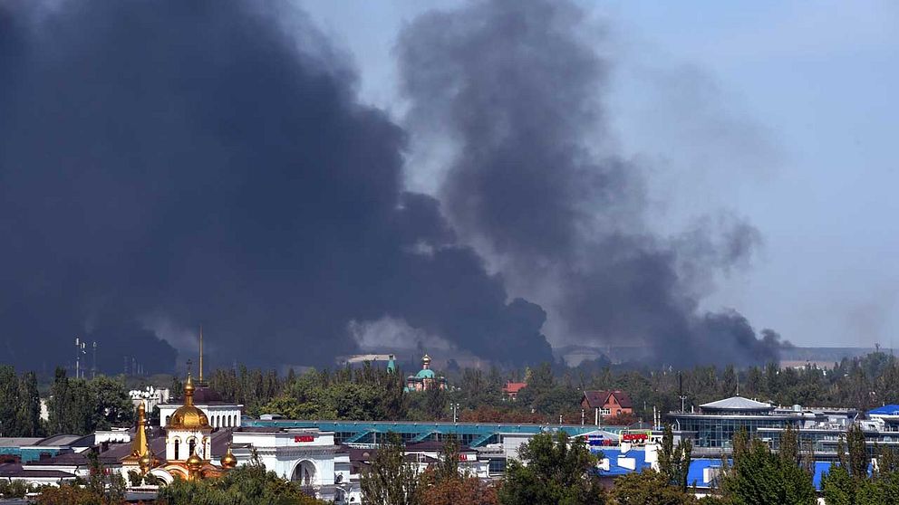 Svart rök över flygplatsen i Donetsk.