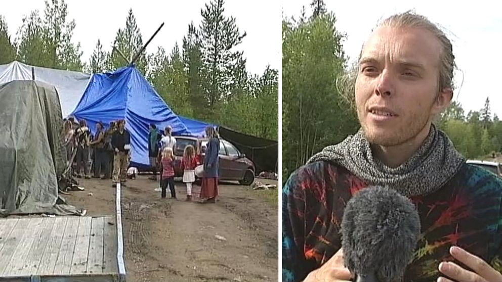 några personer på öppen plats i skogen, presenningar uppspända som tält-tak, samt närbild på en ung man i batiktröja som intervjuas