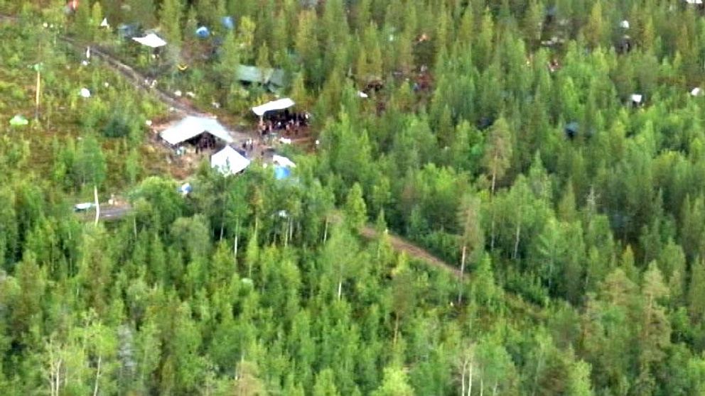 flygbild över tältläger i skogen