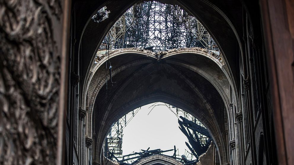 Ett hål i raket på Notre-Dame.