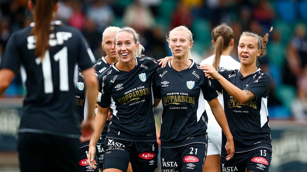 Göteborgs skytteligaledare Rebecka Blomqvist, mitten, flankerad av landslagsspelarna Julia Roddar, till vänster, och Julia Zigiotti Olme, till höger. Arkivbild.