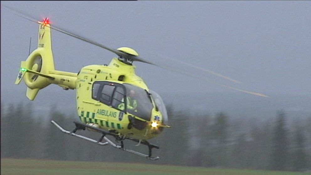 en ambulanshelikopter som flyger nära marken