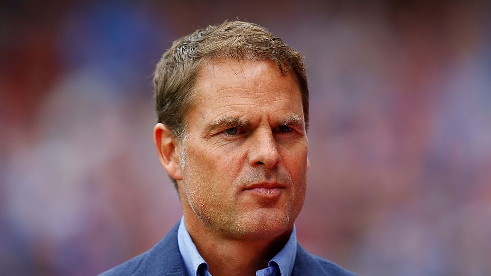 Frank de Boer ångrar sig ett sitt uttalande om lönerna inom damfotbollen.