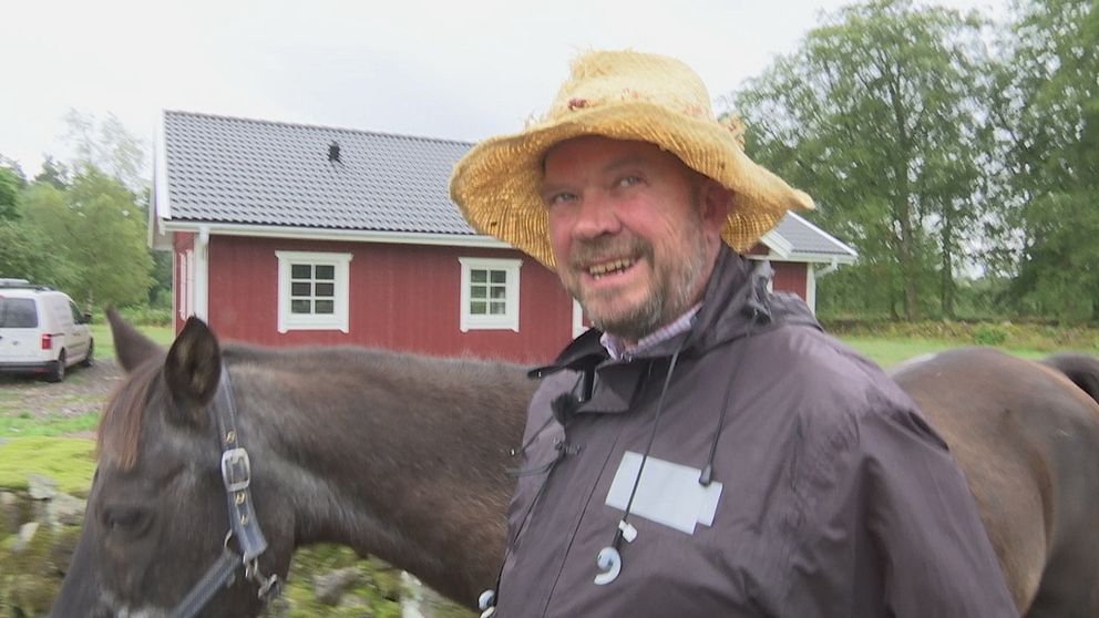 Det är svårt för Glenn Henner att inte dra på smilbanden när han är ute på hästpromenad.