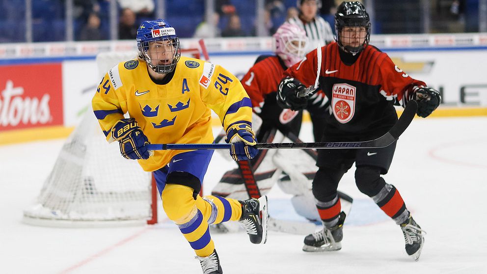 Erika Grahm, Sverige, och Japans Kanami Seki under ishockey-VM tidigare i år.