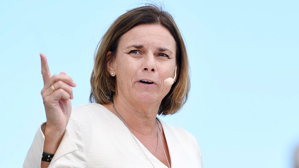 Miljöpartiets språkrör Isabella Lövin har på sig en mikfofon och pekar med pekfingret.